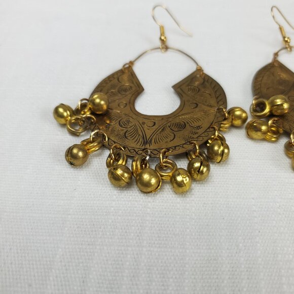 Gorgeous Vintage Gold Tone Indian Style Etched Chandelier Bell Hook Earrings - Picture 3 of 8